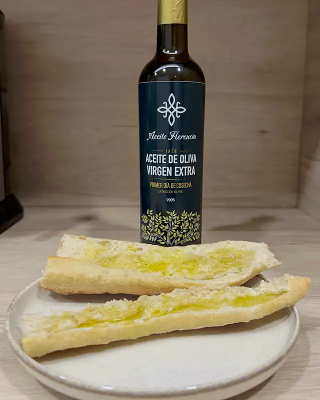 収穫初日のAceite Herenciaのボトルと、オリーブオイルをかけたパン